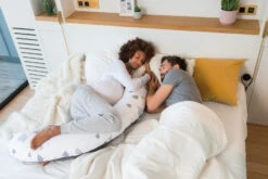 Doomoo Buddy Bear Grey Voedingskussen B04 -Winkel Voor Babyverzorgingsproducten doomoo buddy bear grey voedingskussen b04