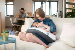 Doomoo Buddy Bear Grey Voedingskussen B04 -Winkel Voor Babyverzorgingsproducten doomoo buddy bear grey voedingskussen b04 1